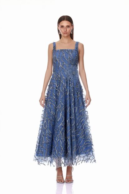 Robe de soirée bleue brodée